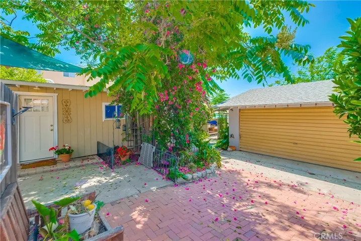 10215 Fernglen Avenue, Tujunga, California 91042