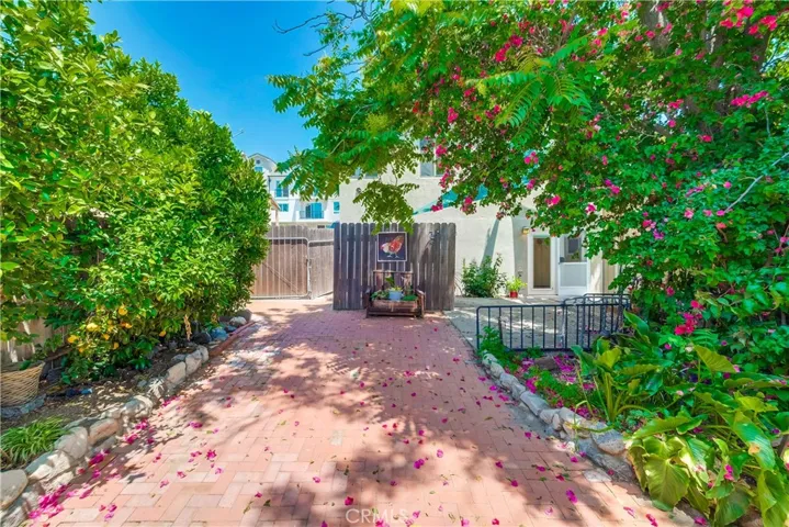 10215 Fernglen Avenue, Tujunga, California 91042