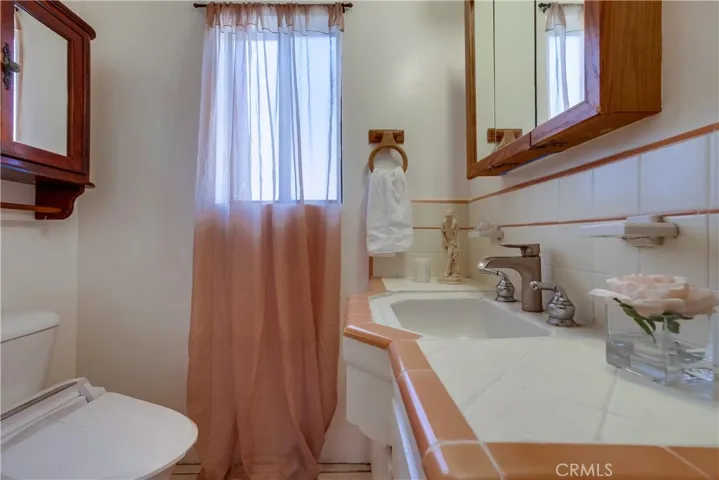 10215 Fernglen Avenue, Tujunga, California 91042