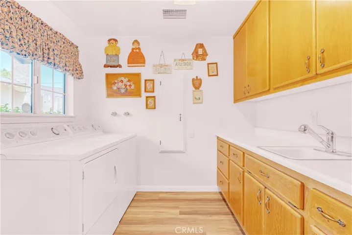 Laundry Room w/counter & utility sink