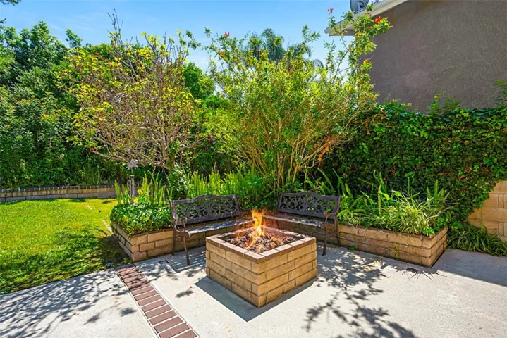 Enjoy the firepit with your family & friends.