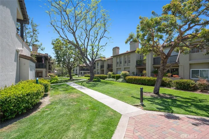 More beautiful landscaping - all taken care of by the HOA!