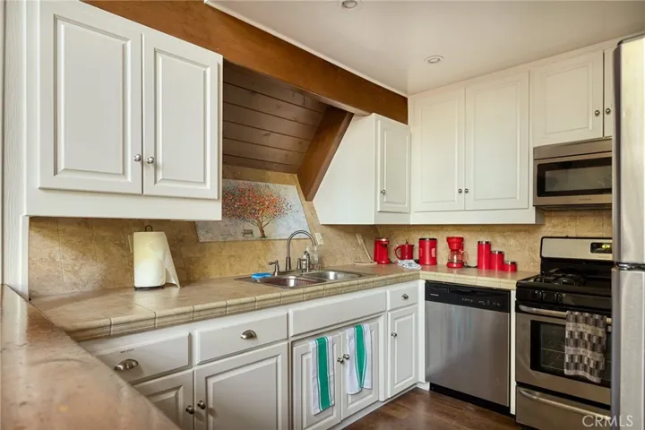 28520 Shenandoah Drive, Lake Arrowhead, California 92352