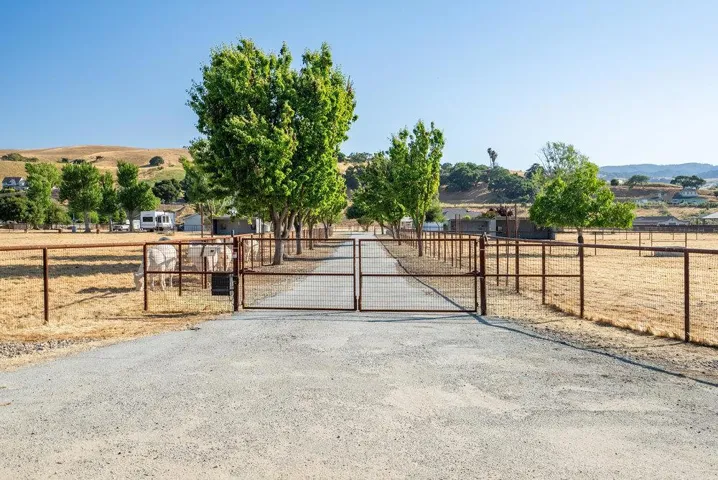 401 Cowden Road, Hollister, California 95023