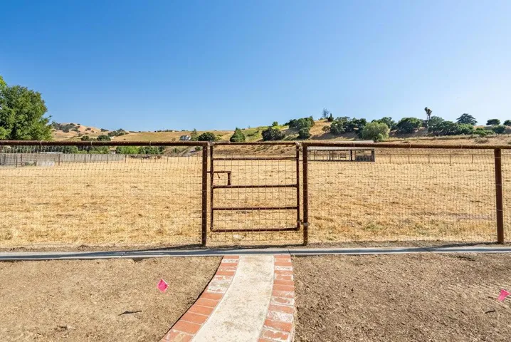 401 Cowden Road, Hollister, California 95023