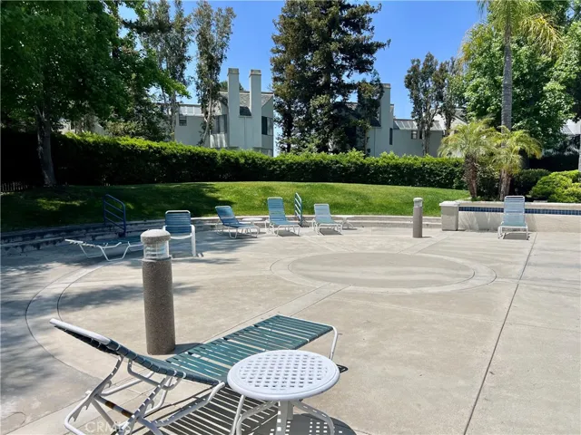 Area for sunbathing and relaxing at the pool