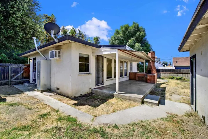 7515 Magnolia Ave, Riverside, California 92504