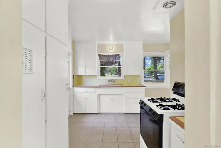 7515 Magnolia Ave, Riverside, California 92504