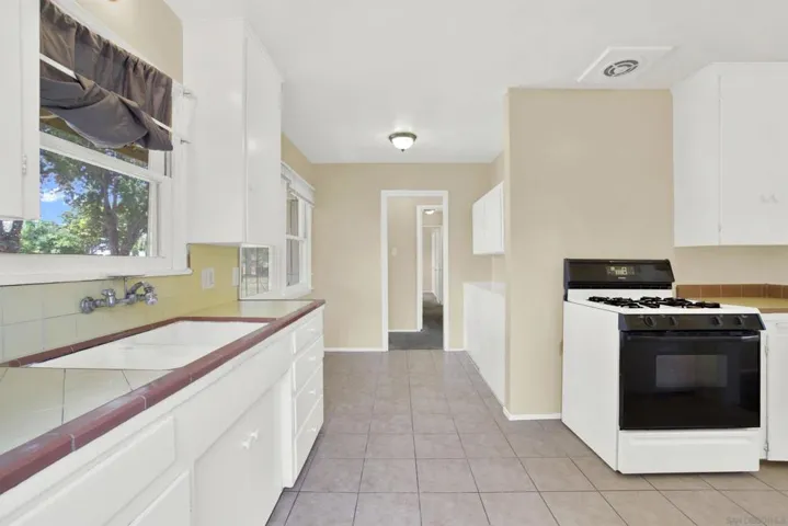 7515 Magnolia Ave, Riverside, California 92504