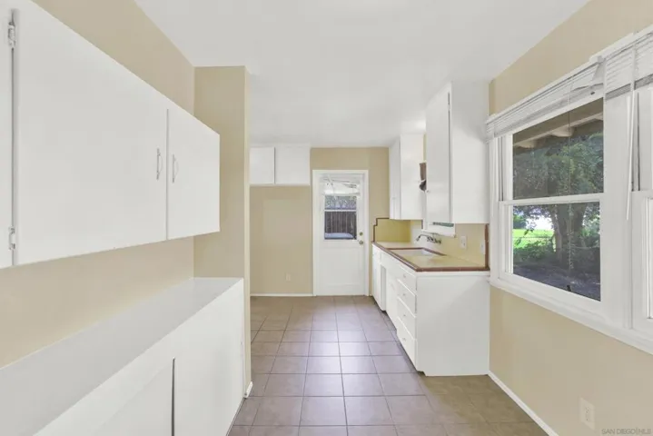 7515 Magnolia Ave, Riverside, California 92504