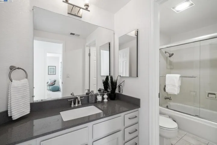 Hallway bathroom Upstairs