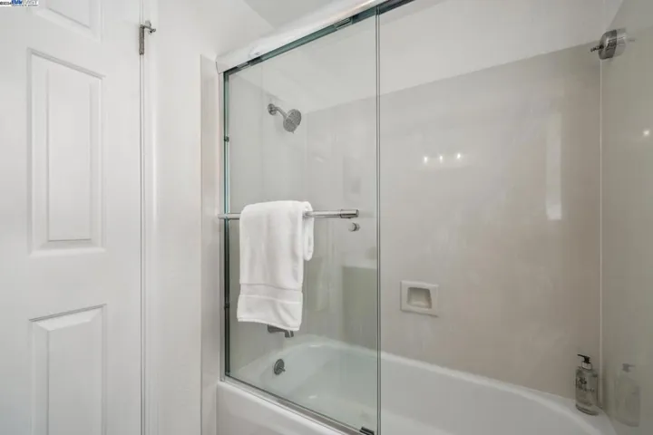 Main Level Full Bathroom tub and Shower