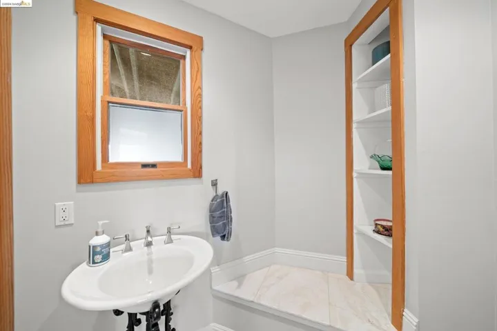 121 Diablo Dr, Oakland, California 94611