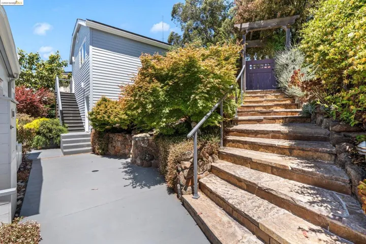 121 Diablo Dr, Oakland, California 94611