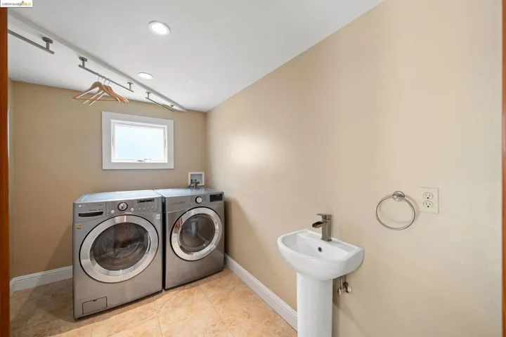 121 Diablo Dr, Oakland, California 94611