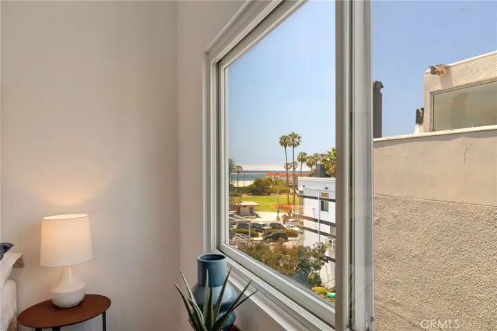 Peek-a-boo ocean views from multiple levels!