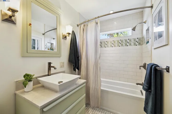 701 Grand Street, Alameda, California 94501