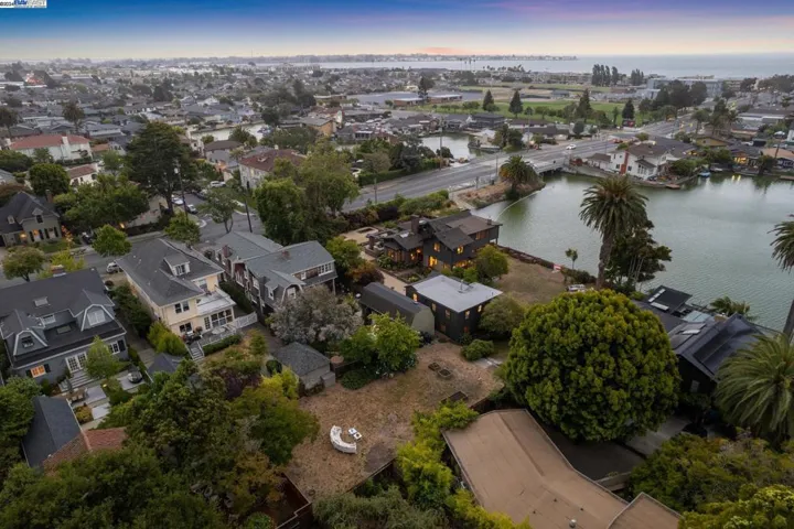 701 Grand Street, Alameda, California 94501