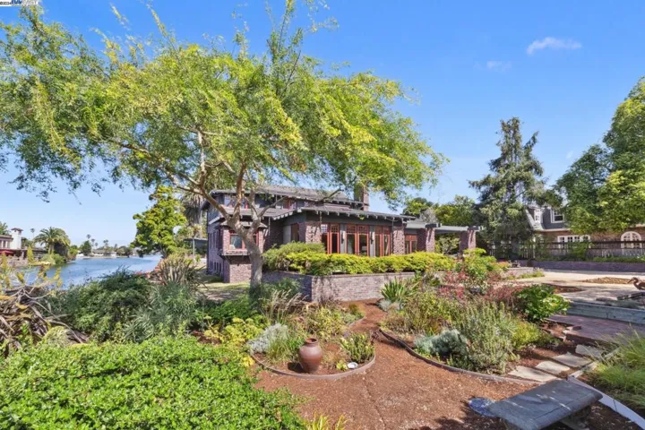 701 Grand Street, Alameda, California 94501