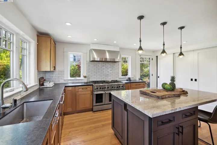 701 Grand Street, Alameda, California 94501