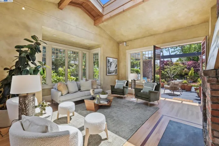 701 Grand Street, Alameda, California 94501