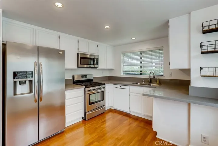 529 El Azul Circle, Oak Park, California 91377