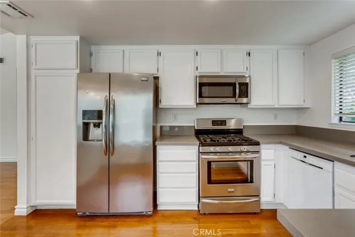 529 El Azul Circle, Oak Park, California 91377