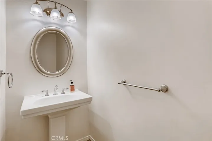 529 El Azul Circle, Oak Park, California 91377