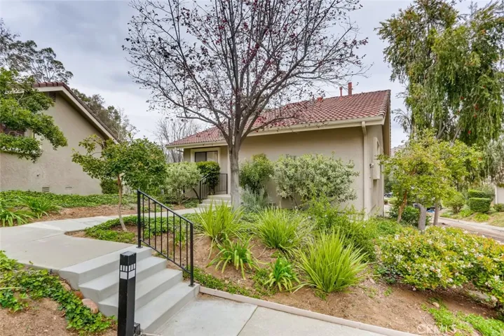 529 El Azul Circle, Oak Park, California 91377