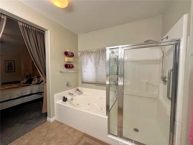 Separate shower enclosure
