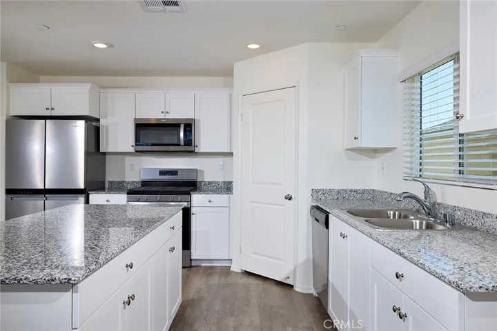 1242 Universal Way, Hemet, California 92543