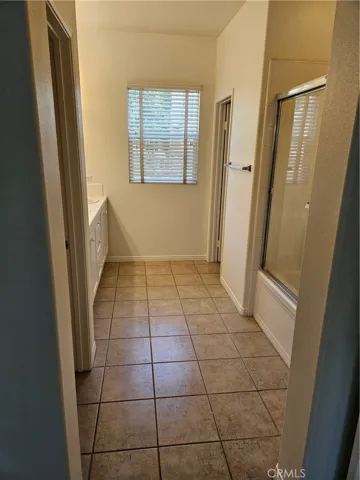 Complete master bath en suite.