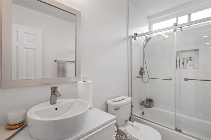 Guest Bathroom w/ Bath Tub