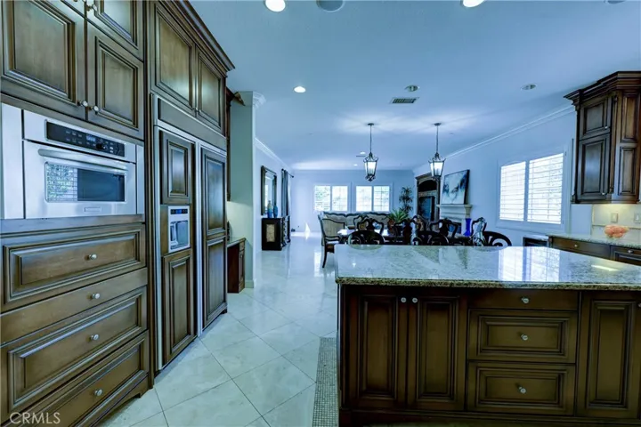 Extra large island for a quick meal or lots of entertaining!
