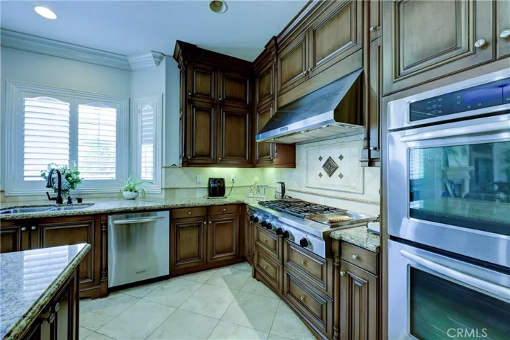 Industrial size range and double ovens, great for cooking large or small gatherings.