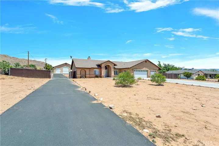 16557 Candlewood Road, Apple Valley, California 92307