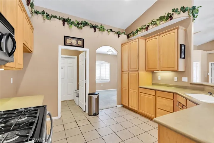 16557 Candlewood Road, Apple Valley, California 92307