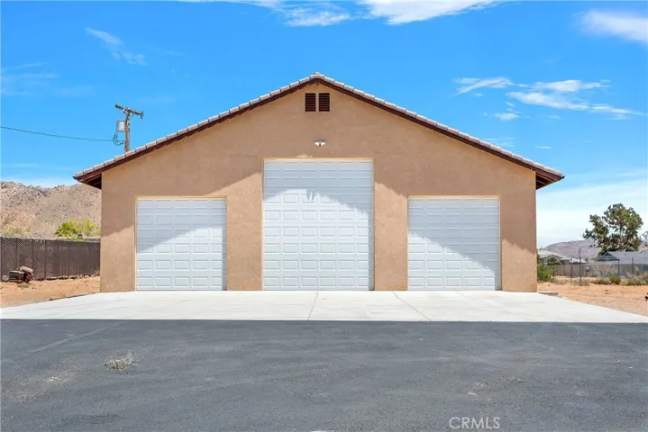 16557 Candlewood Road, Apple Valley, California 92307