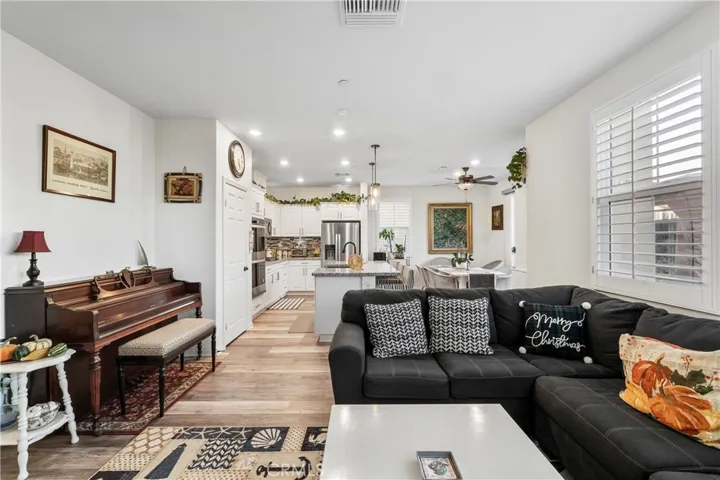 1588 Redwoods Drive Place, Upland, California 91784
