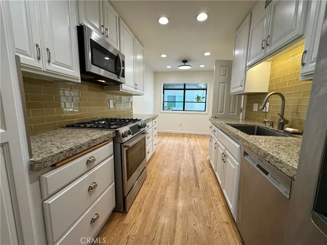  Kitchen with breakfast area and greenhouse window
