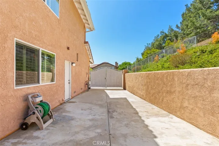 Side Yard (Storage Area)