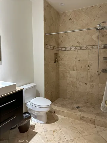Second bathroom, step in shower.