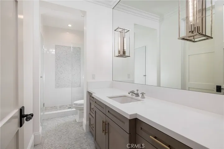 Mainfloor guest Onsuite bath