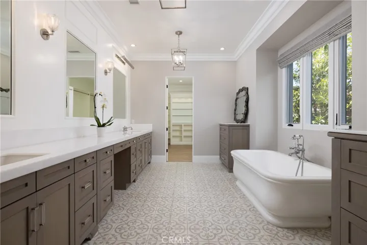 Primary bath with dual sinks
