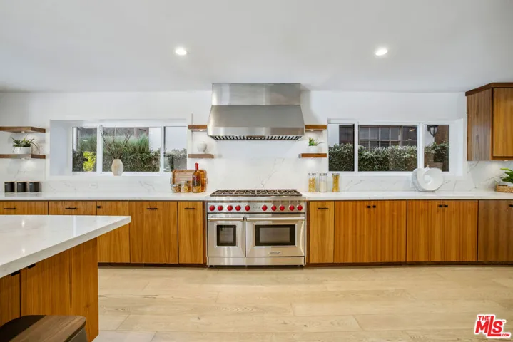 10060 Toluca Lake Avenue, Toluca Lake, California 91602