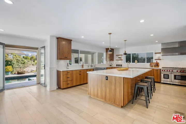 10060 Toluca Lake Avenue, Toluca Lake, California 91602