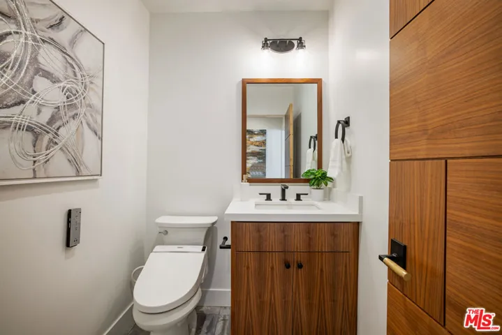 10060 Toluca Lake Avenue, Toluca Lake, California 91602