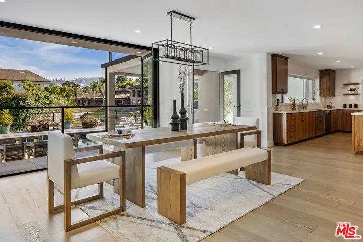 10060 Toluca Lake Avenue, Toluca Lake, California 91602