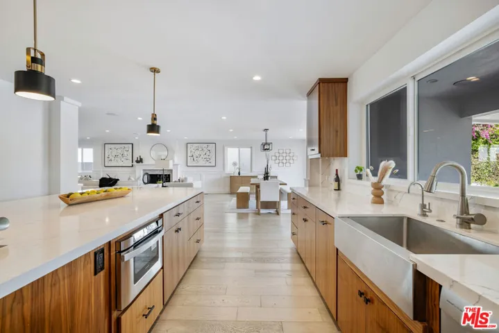 10060 Toluca Lake Avenue, Toluca Lake, California 91602