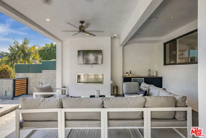 10060 Toluca Lake Avenue, Toluca Lake, California 91602